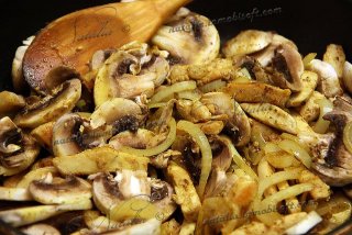 Плов с курицей и грибами