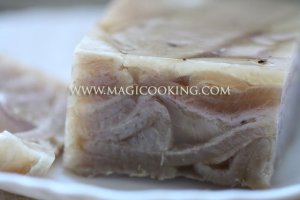 Свиная кожа с чесноком