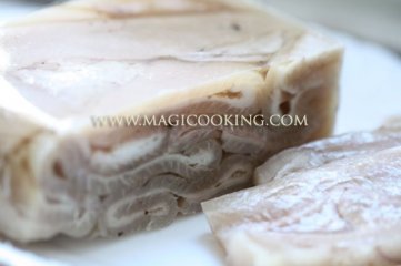 Свиная кожа с чесноком