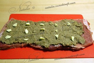 рулет из свинины с грибами