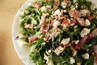 салат руккола и бекон