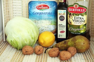 салат с грушей и горгонзолой