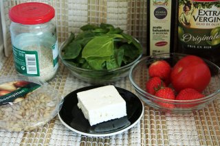 Салат со шпинатом и клубникой