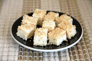 Салат со шпинатом и клубникой