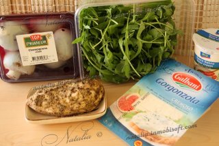 Теплый салат с грибами и горгонзолой