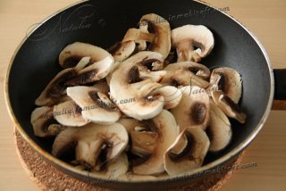 Теплый салат с грибами и горгонзолой