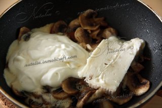 Теплый салат с грибами и горгонзолой