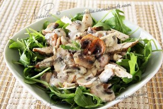 Теплый салат с грибами и горгонзолой