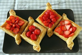 Слойки с кремом и фруктами