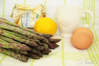 спаржа с соусом
