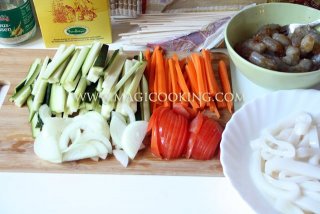 Стир-фрай с креветками и кальмарами