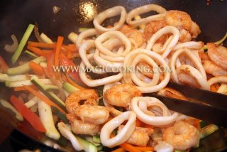 Стир-фрай с креветками и кальмарами