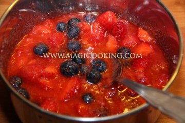 Клубничное варенье с голубикой