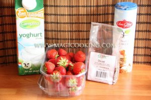 Клубничный десерт с семенами чиа