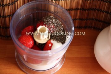 Клубничный десерт с семенами чиа