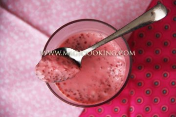 Клубничный десерт с семенами чиа