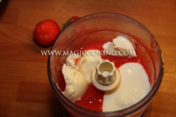 Клубничный коктейль с йогуртом