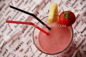 Клубничный коктейль с йогуртом