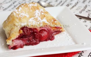 Штрудель с вишней