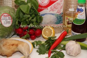 Вьетнамский салат с курицей и рисовой лапшой