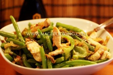 Тёплый салат с курицей, паприкой и стручковой фасолью