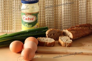 салат с яйцом на гренках