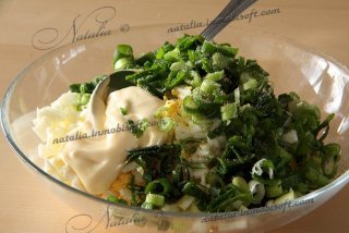 салат с яйцом на гренках