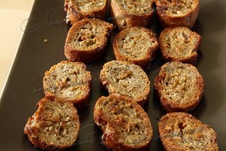 салат с яйцом на гренках